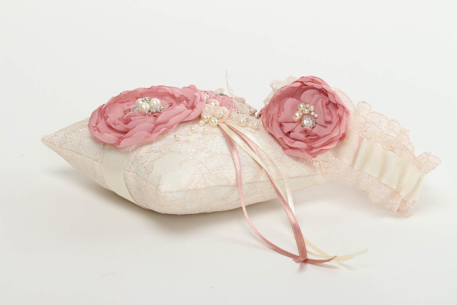 Handmade wedding accessories, a cushion for the rings and a bandage for the bride. 
