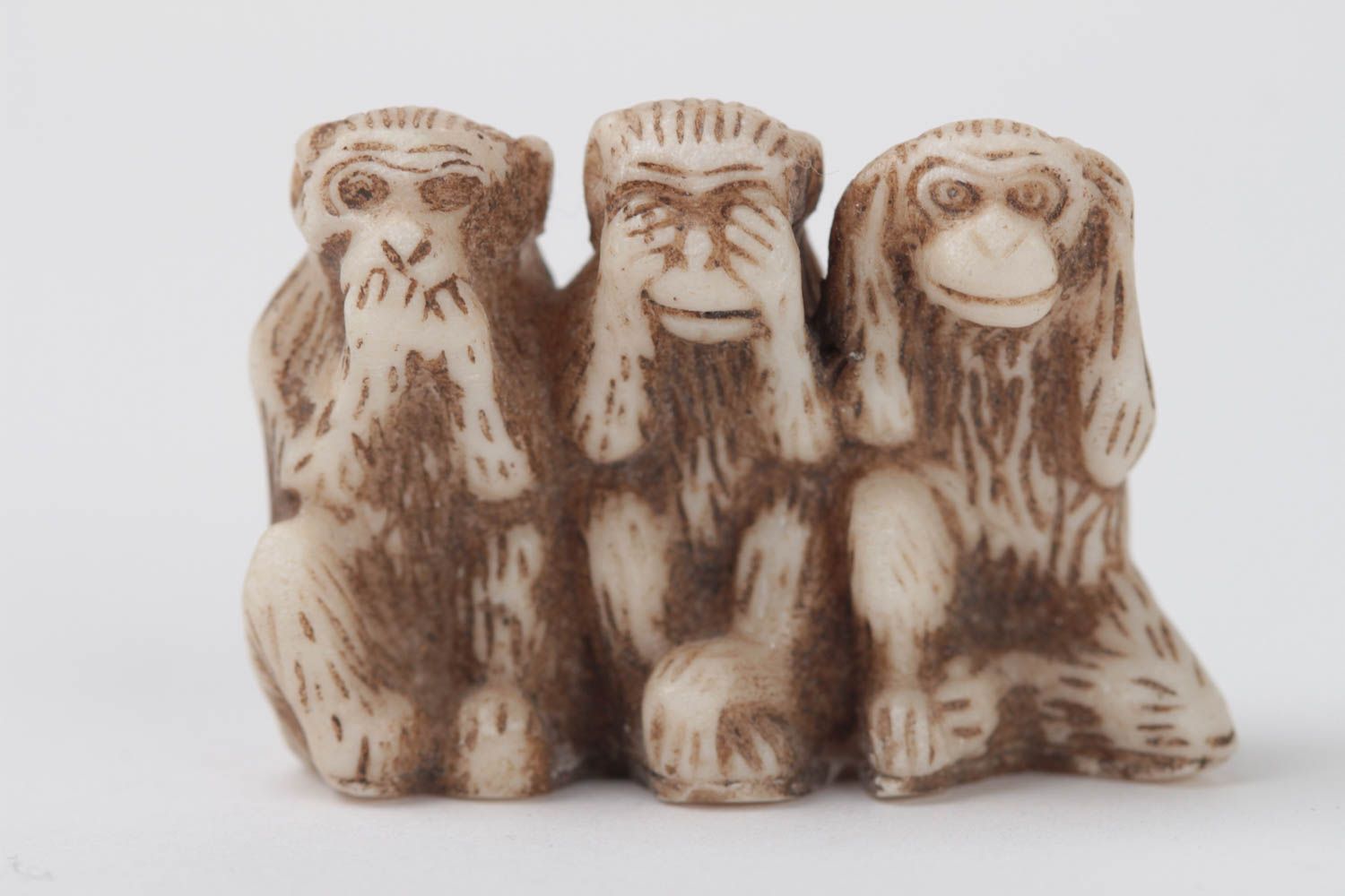 Statue of marble chips three monkeys.