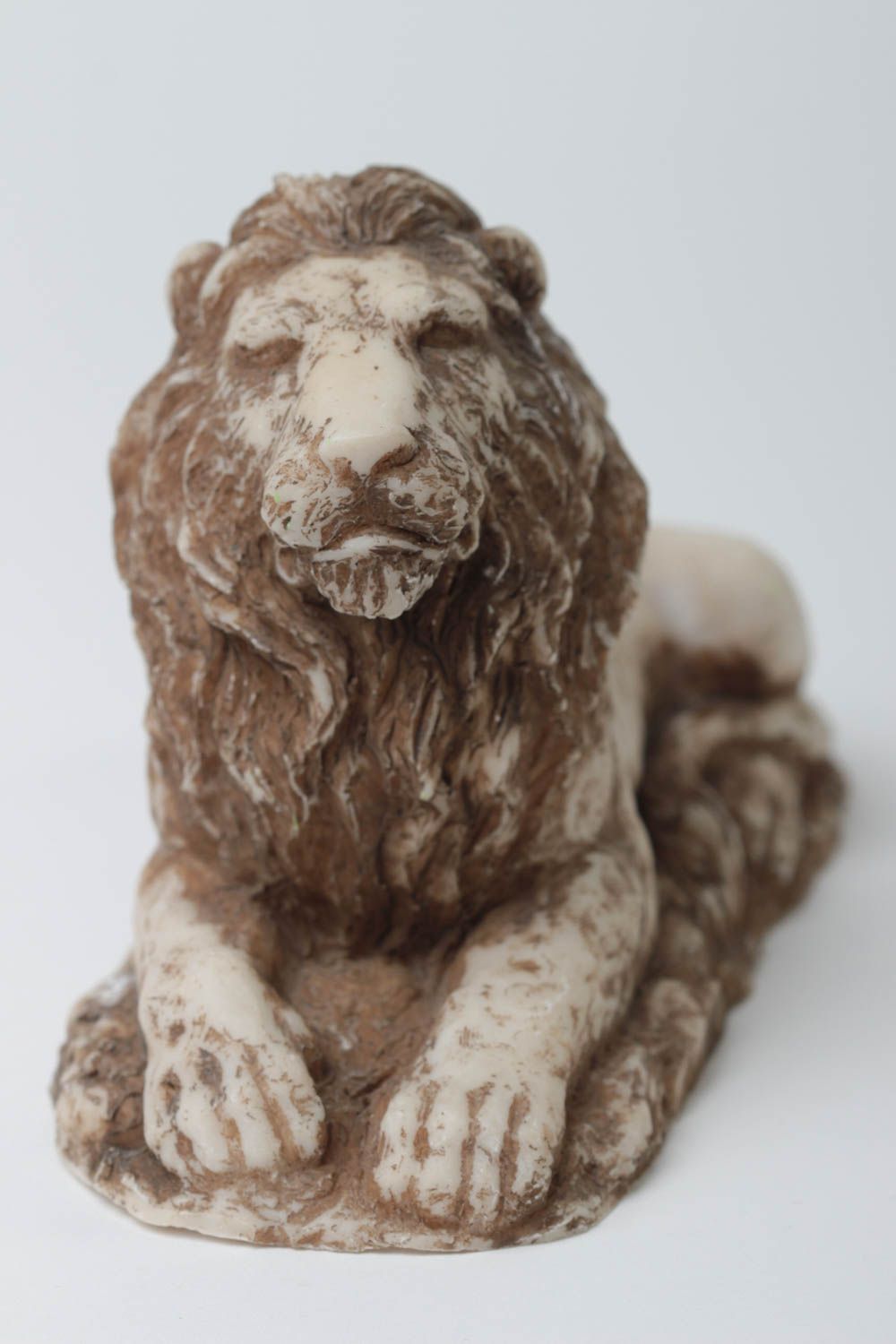 Lion statuette of polymer resin.