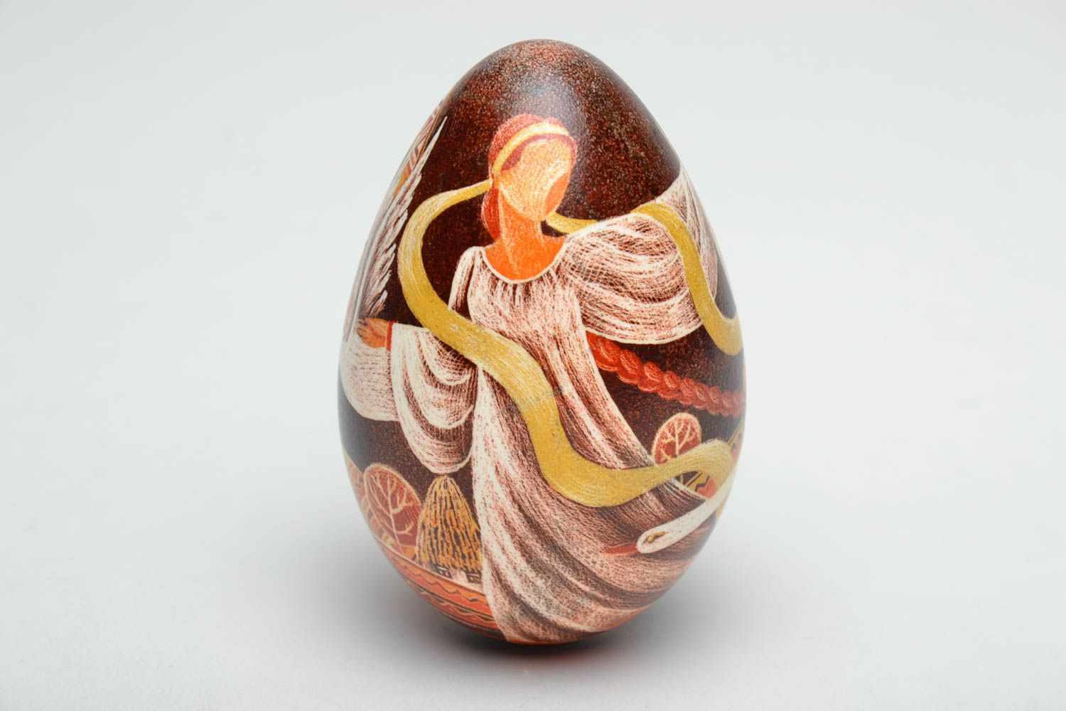 Easter egg on the basis of goose with the image of a girl in the technique of scratching