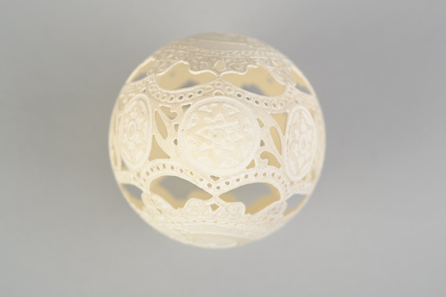 Easter egg in the technique of etching with vinegar