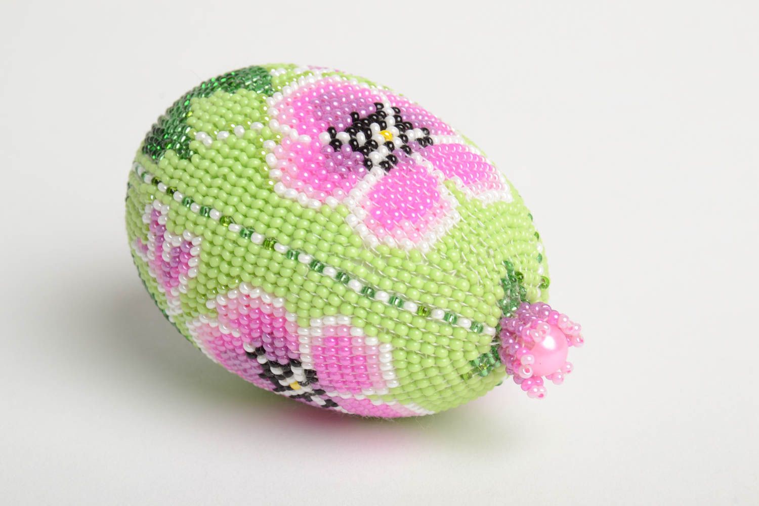 Easter decor with beads spring flowers. 
