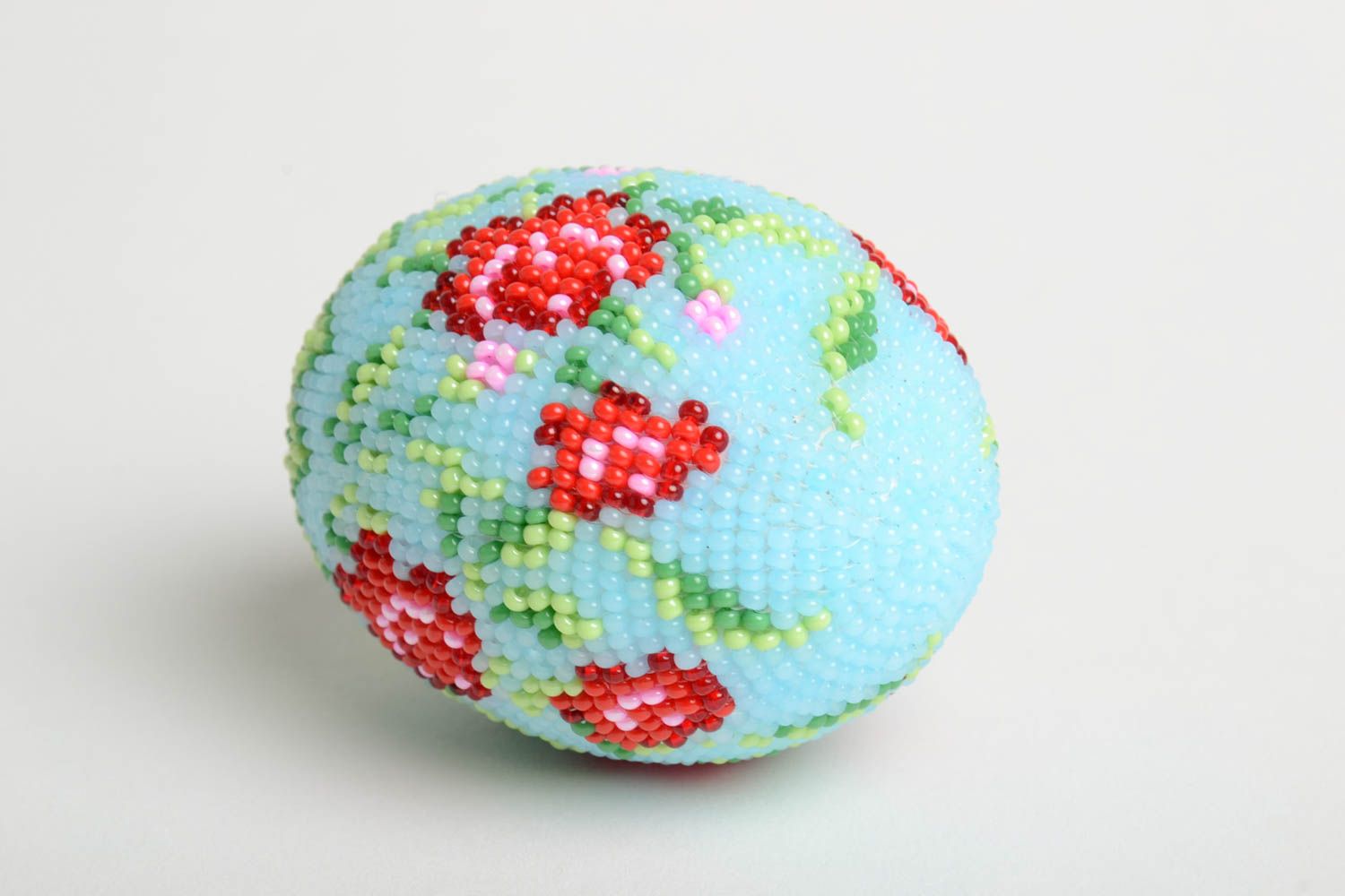 The Easter souvenir is handmade of Czech beads.